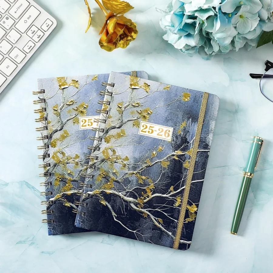 สมุดวางแผนการศึกษาประจำปี 20252026 แบบรายสัปดาห์และรายเดือน ประจำเดือนกรกฎาคม 2025 และมิถุนายน 2026 ขนาด 6.4 นิ้ว x 8.5 นิ้ว พร้อมห่วงโลหะทนทานและสายรัดยางยืด