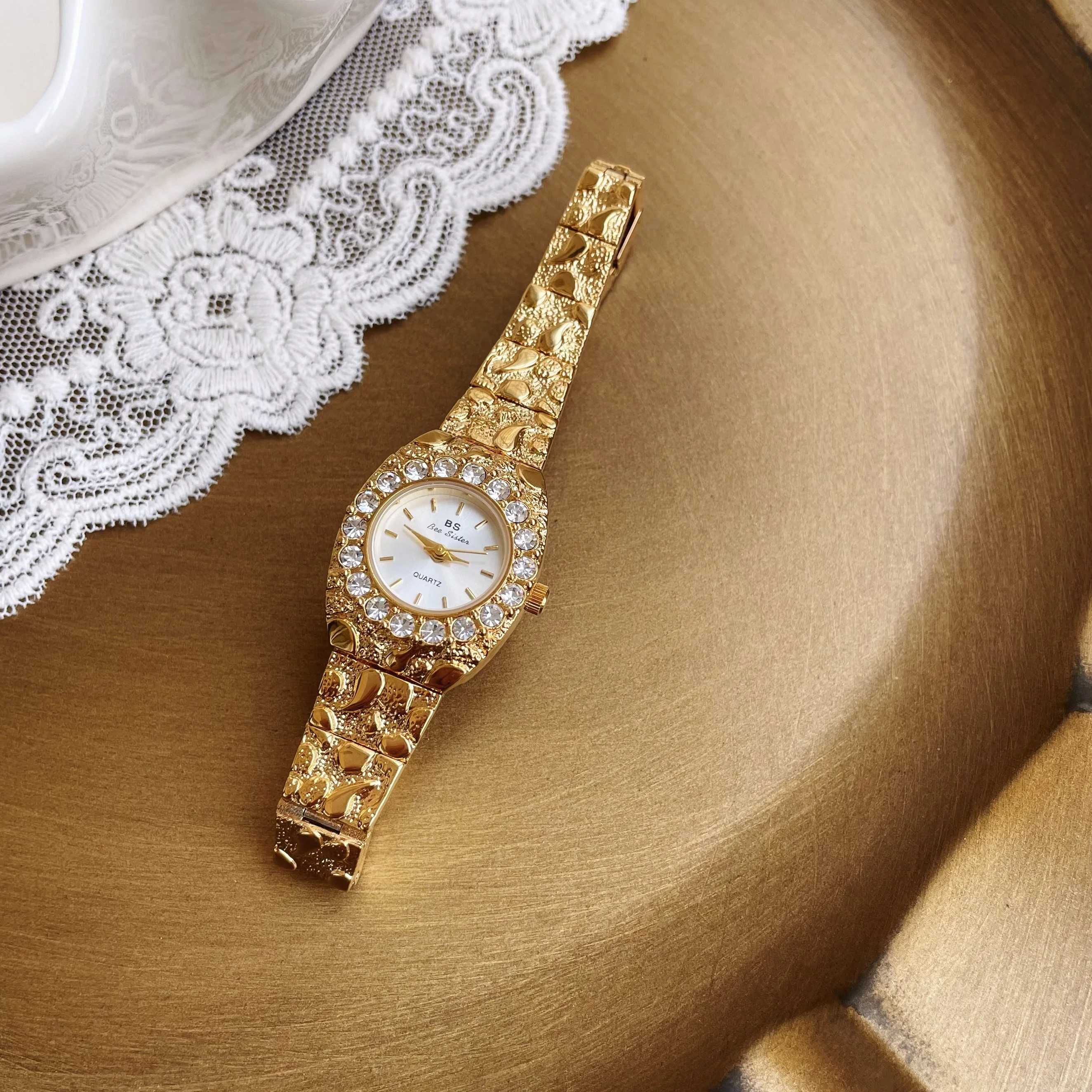 

Fashionable embossed design high-end small dial luxury watch, women’s temperament diamond-encrusted gold watch 2025 quartz watch