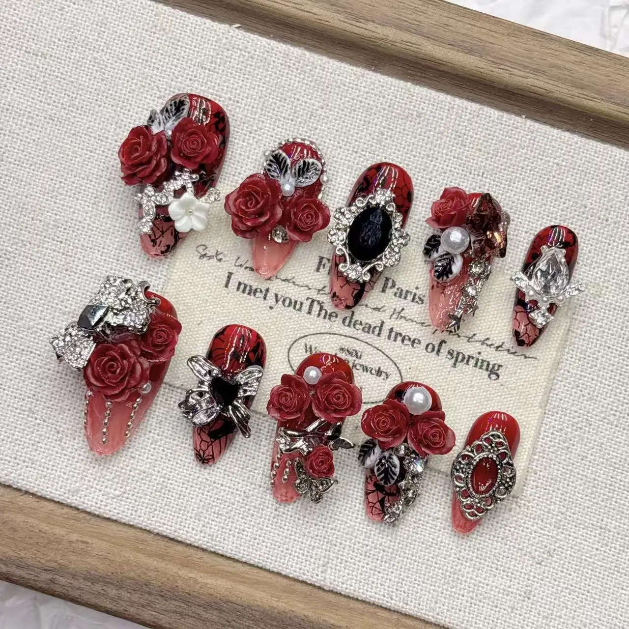 

Готическая красная роза Пресс на ногтях со стразами Металлические украшения Жемчуг Несколько размеров Красный Черный 3D Дизайн страз в виде розы