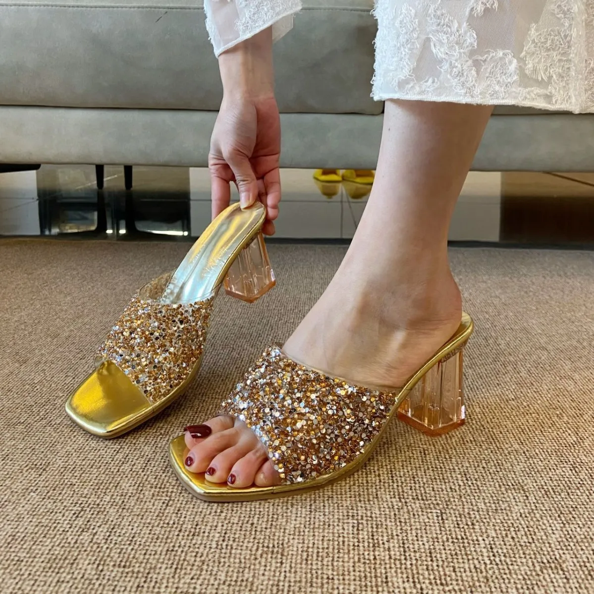 

Роскошные туфли на высоком каблуке с кристаллами, женские сандалии, тапочки с квадратным носком, лето 2029, пикантная пляжная обувь на массивном каблуке, шлепанцы, шлепанцы Mujer