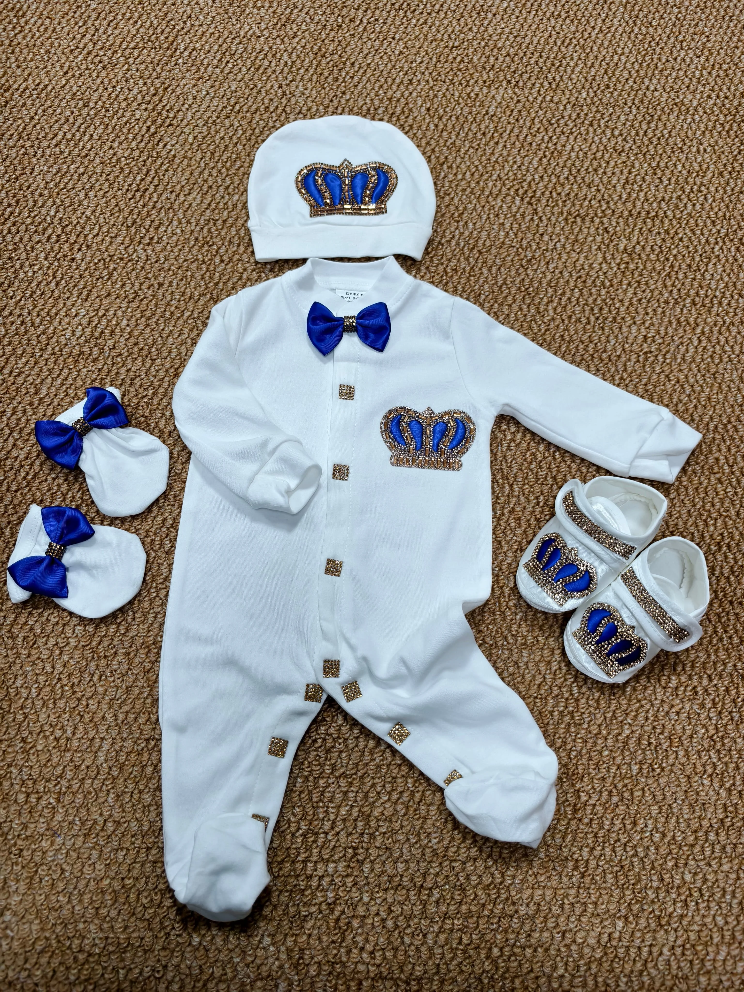 Conjunto de Ceremonia de Lujo para Bebé Niño: Mono con Pies, Gorro y Botines de Satén Azul con Lazo y Corona Grabada, Adornado con Pedrería Dorada