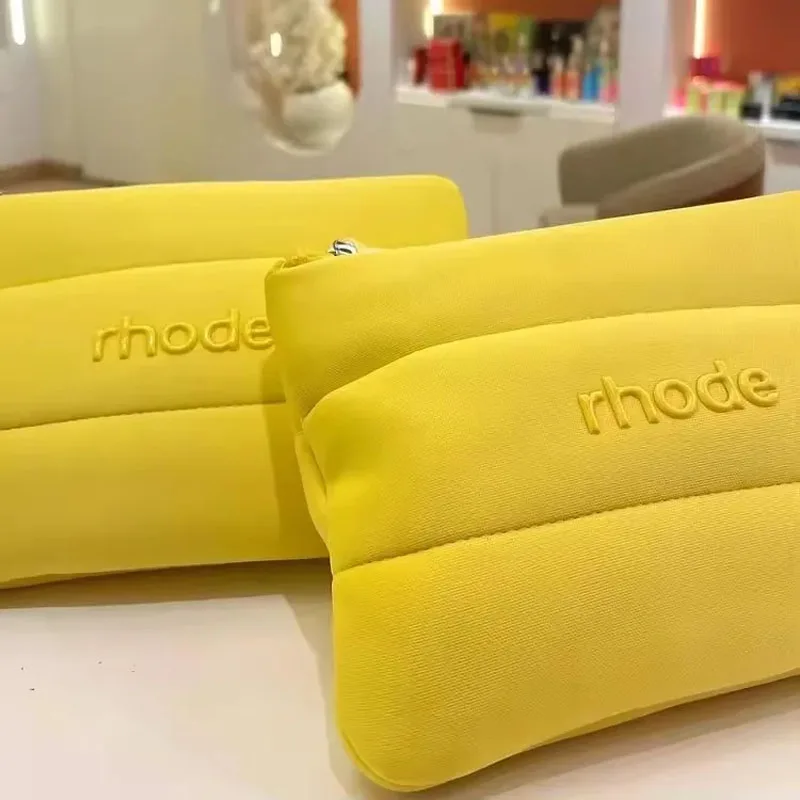 عناصر العناية بالمكياج ذات العلامة التجارية الصيفية، كريم وجه مرطب، مجموعة مستديرة، حقيبة تخزين، أحمر الخدود، قلم تحديد الشفاه، ملصق الفراولة