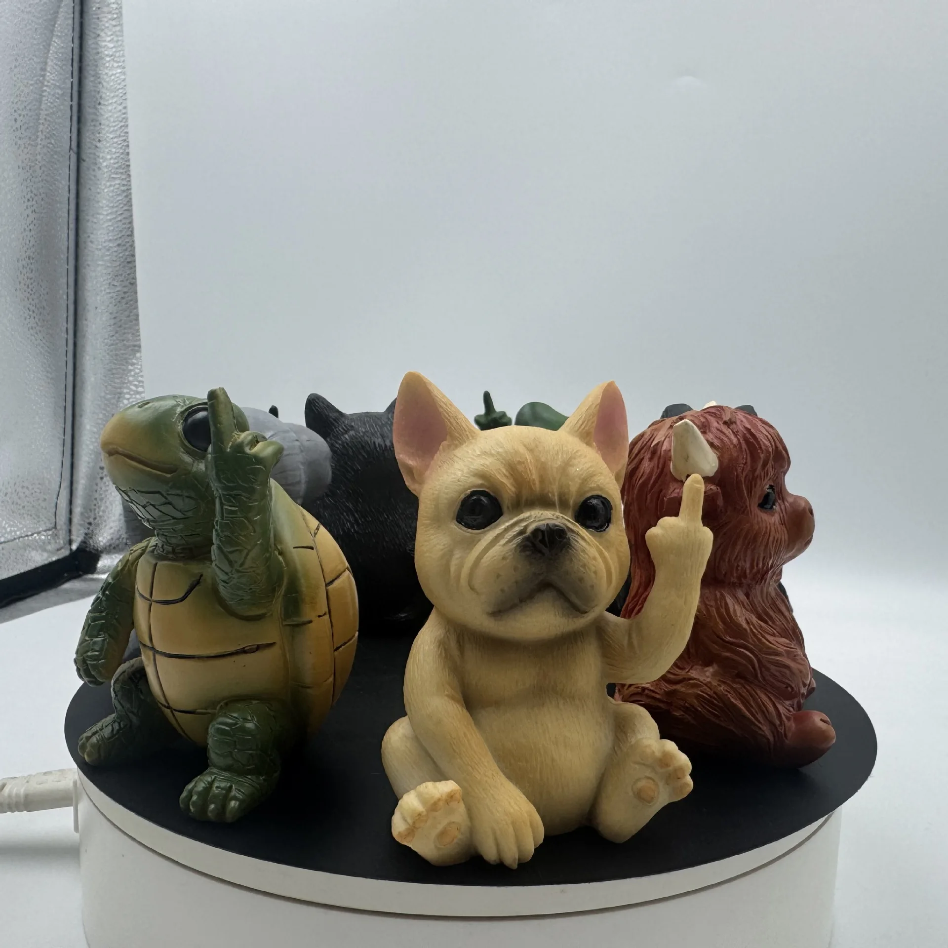 تمثال حيوان صغير ممتع للأصابع الوسطى