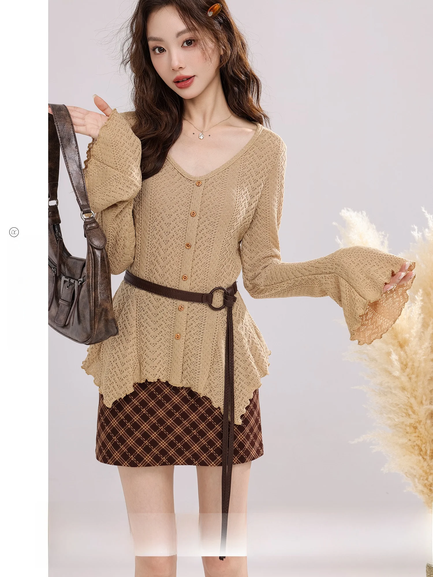 

French Sle Knitted Hollow out Long Sve V-Ne Bell Sve Top Women's Autumn New Faion Polyester Spandex Blend