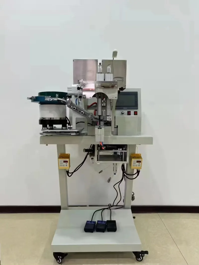 Fotografia 3: Máquina Automática de Fixação de Botões de Plástico UH198-9X com Quatro Garras, Multifuncional 4-16mm, 800 RPM, Nova para Fabricação de Vestuário