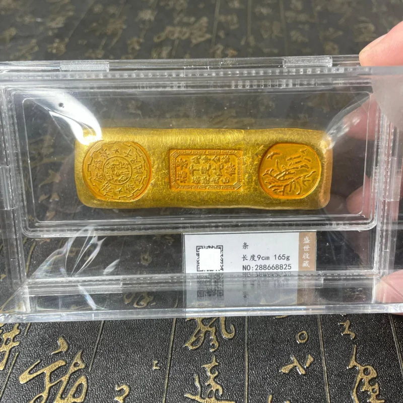 

Антикварный декоративный сувенир: Золотой слиток из сплава в старинном стиле, в подарочной коробке, для коллекционирования и декора