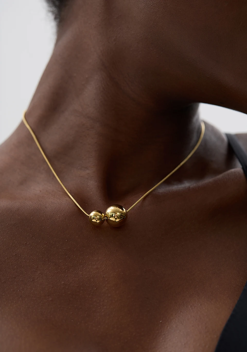 Yhpup Halskette mit rundem Kugelperlen-Anhänger aus Edelstahl, modisch, wasserdicht, Metall, täglich, goldfarben, trendiger Schmuck für Frauen, Geschenk – Detail 3