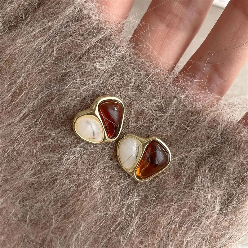 Trend New High Design Luxury White Amber Heart Earrings for Women Fashion French Retro Style Jewelry Girl Gift Accessories