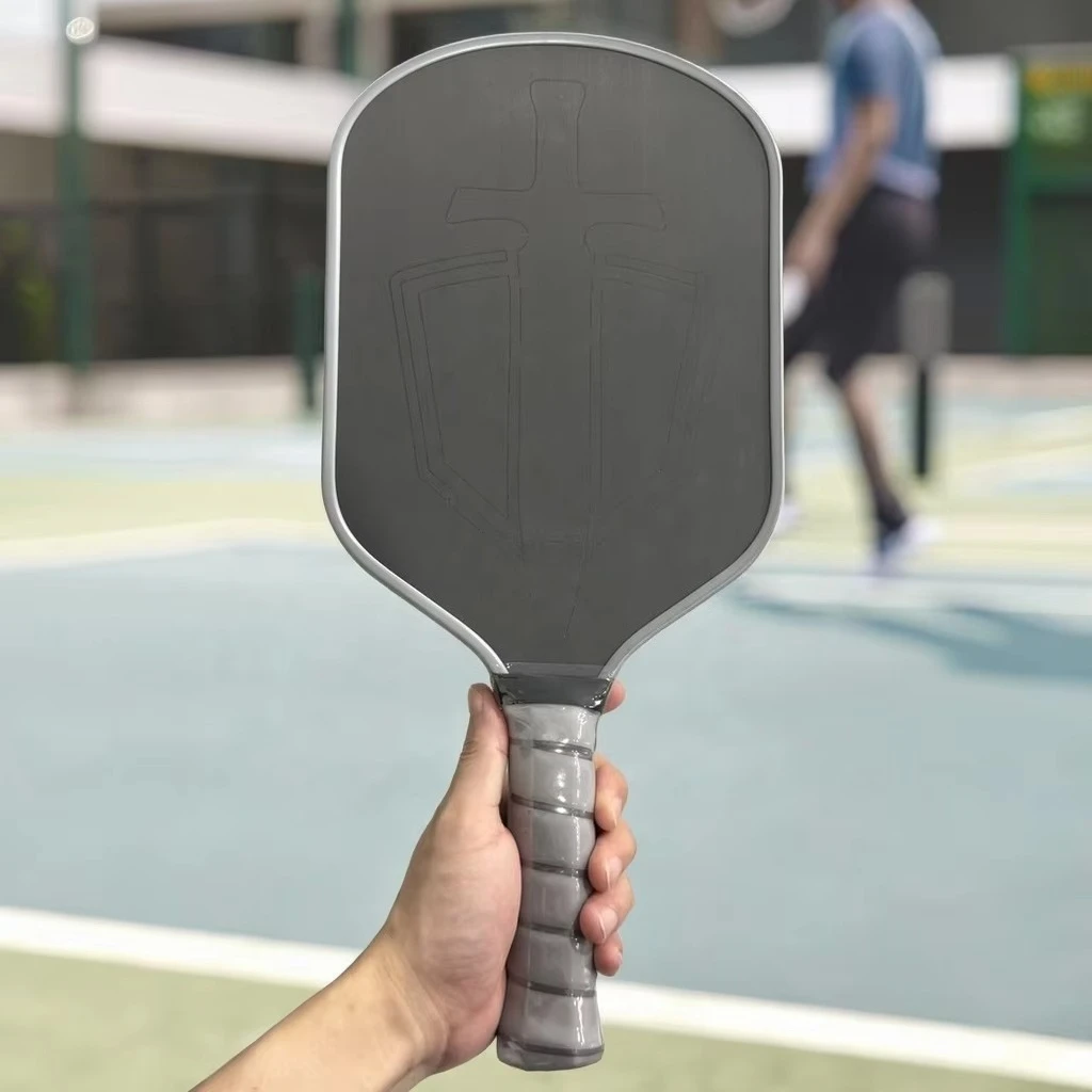 

Карбоновая поверхность J2NF из углеродного волокна Toray T700 с сердцевиной из пенопласта высокой плотности толщиной 16 мм и покрытием EVA, в комплекте с чехлом для весла в подарок