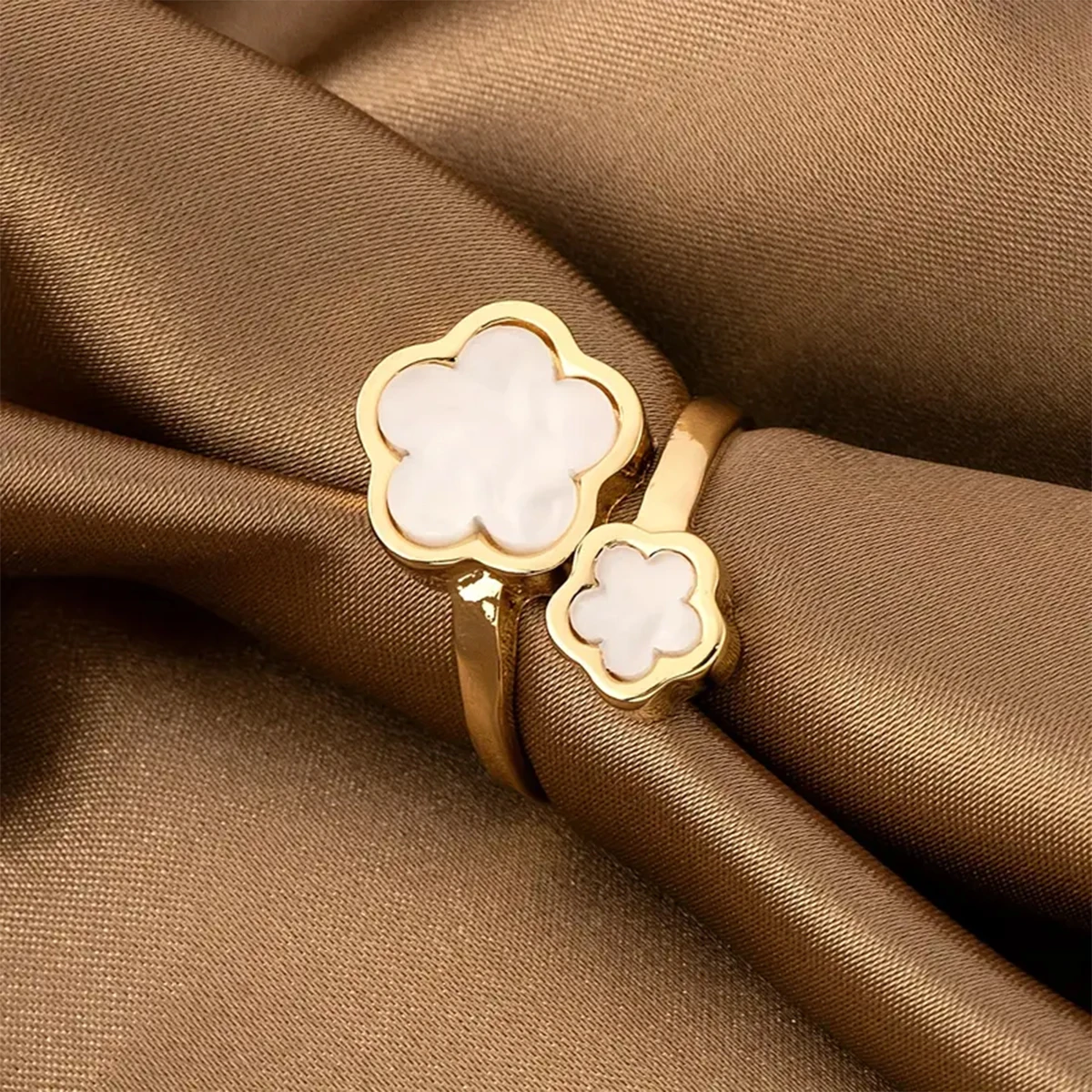 1 Simple and Versatile Retro Fashionable Five-Leaf Clover Flower Ring