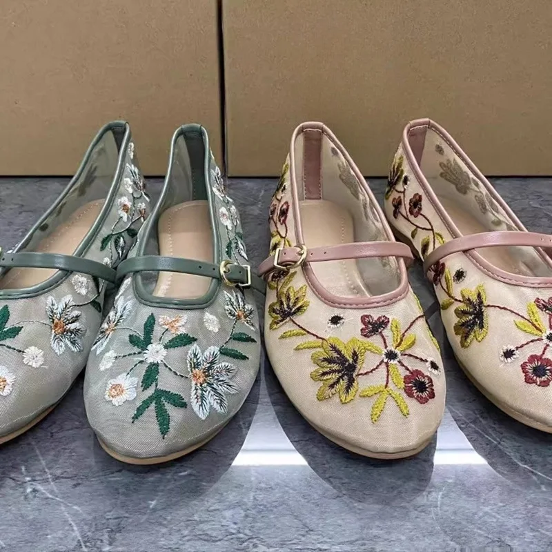

2025 New Women's Sandals Mesh Fashion Flower Embroidered Flat Retro Women's Shoes Ballet Shoes Mary Jane Shoes Large Women Shoes