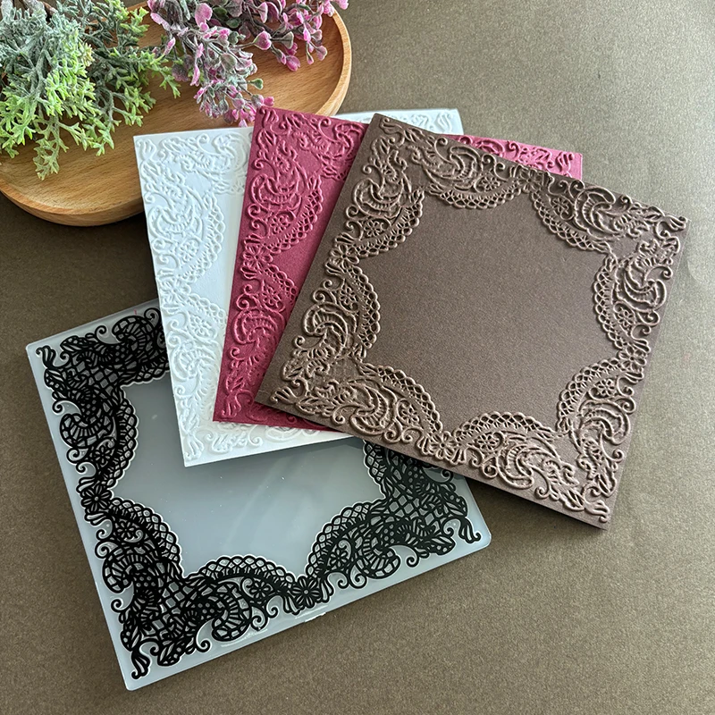 Geprägter Ordner mit 3D-Spitzenmuster und Rahmen für weiße Plastikformen im Fantasy-Thema, die in Scrapbooking, Kartenherstellung und Hochzeitsdekoration verwendet werden