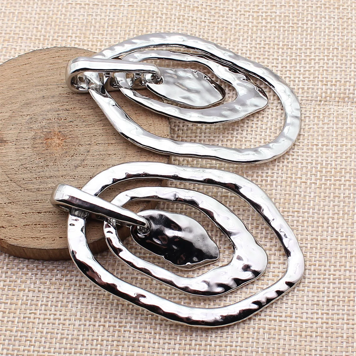 

2pcs 68x44mm(2.68x1.73inch) Antique Silver Color Rhodium Color Exaggerated Three-Layered Geometric Hollow Hammered Patterns