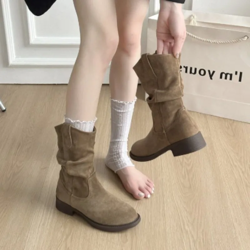 Damen-Stiefeletten aus Kunstwildleder mit flachem Absatz und mittelhoher Schaftweite, zum Überziehen, im Western-Stil mit gerafftem Detail, Retro-Cowgirl-Stiefel für Herbst und Winter. – Detail 1