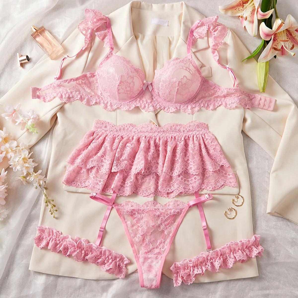 

Сексуальный кружевной комплект нижнего белья для женщин, сладкий комплект нижнего белья с вырезами на груди, бюстгальтер с подвязками и кольцами для ног, розовый комплект из четырех предметов