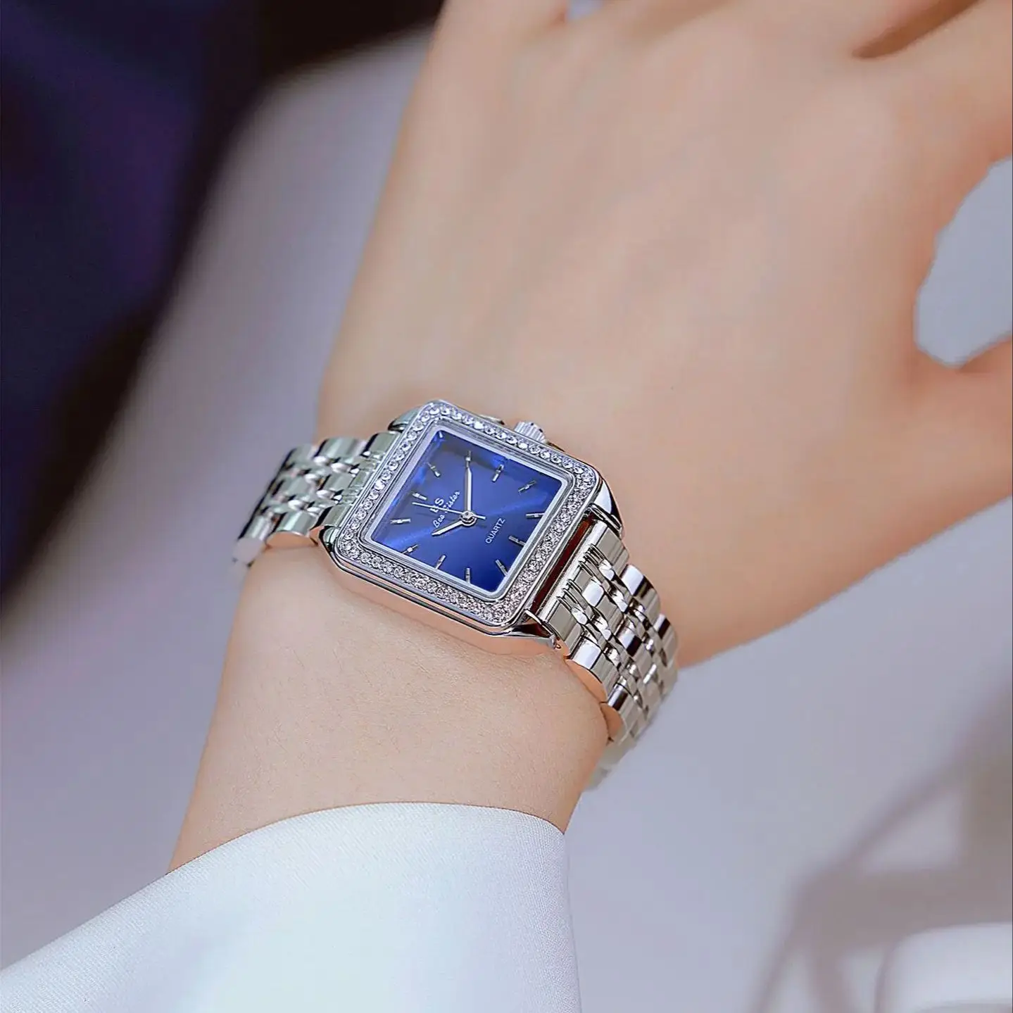 Donne d'affari di lusso leggere per orologi Orologio da polso da donna con cinturino in acciaio inossidabile dorato di fascia alta Orologio da polso da donna con quadrante quadrato con diamanti