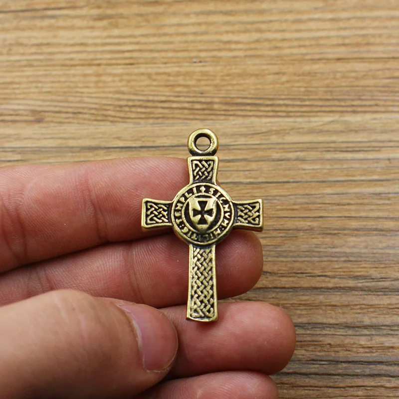 Brass Vintage Cross Metal Figurine Keychain Pendant Religious Belief Decorative Figurines Home Decor Accessoires Miniatures