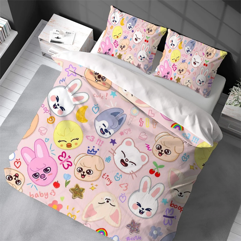 

Комплект постельного белья Kpop S-SKZOO: пододеяльник, наволочки, простыня. Мягкий хлопок, 3 предмета. Идеально для дома, общежития, в подарок.