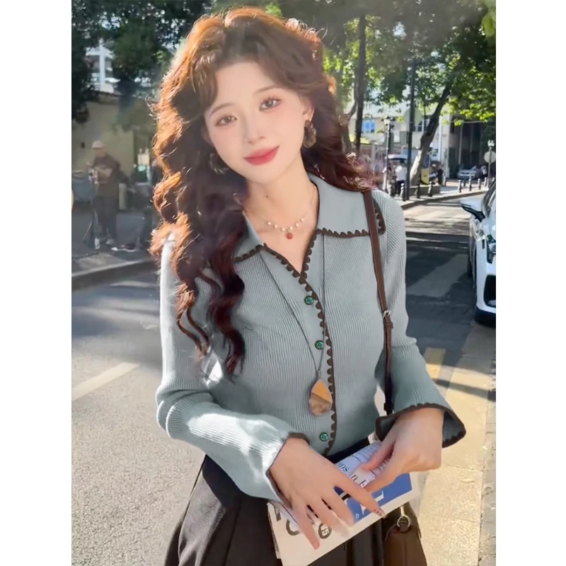 Nowa damska dzianinowa warstwa bazowa na jesień 2025, sweter z kołnierzykiem, kardigan z kolorowymi wstawkami, uniwersalny niebieski sweter, styl dojazdowy.