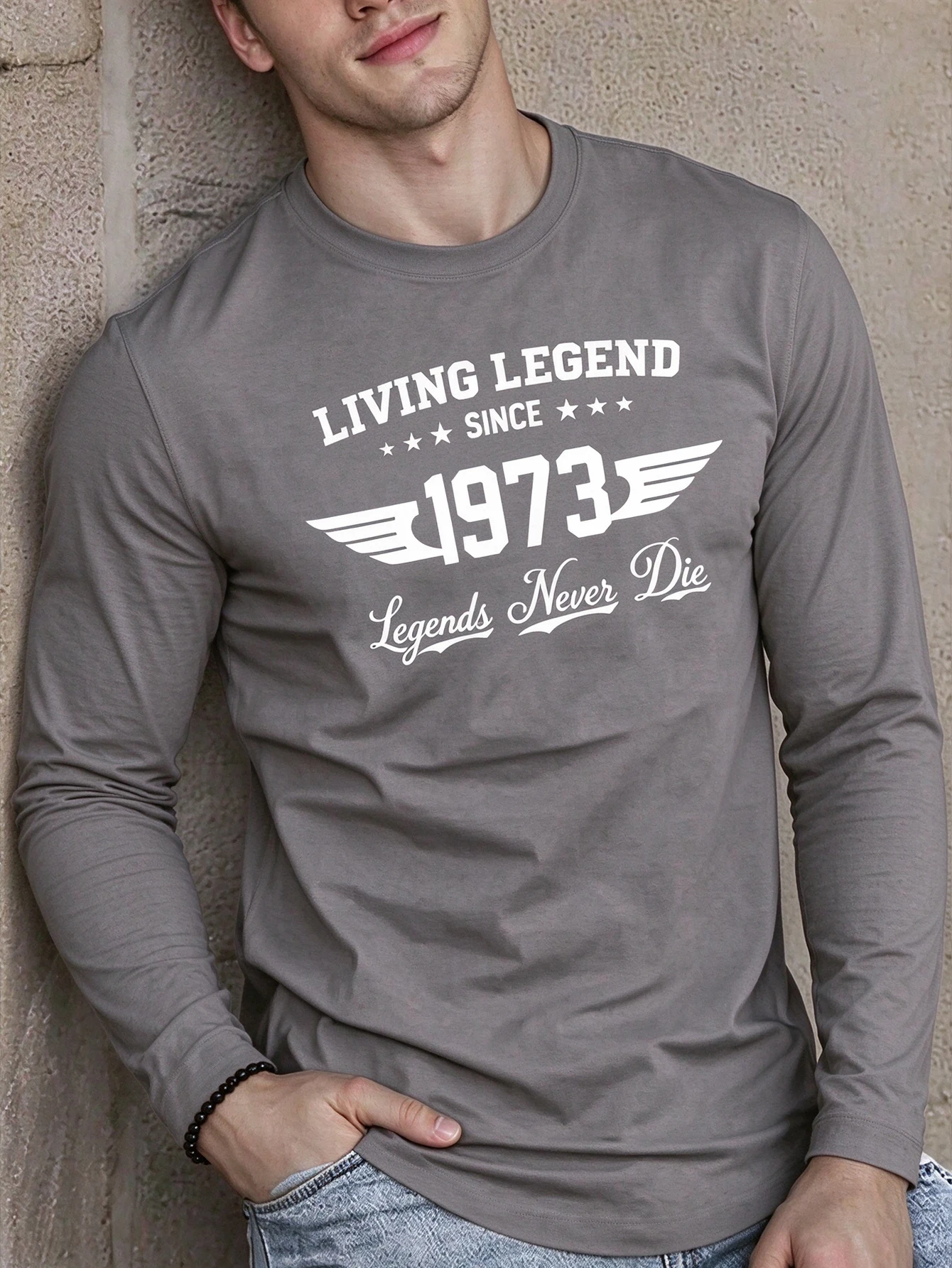 Camiseta de manga comprida unissex, com estampa de slogan «Retro Living Legend», macia, casual, ideal para festas de aniversário e para o dia a dia.