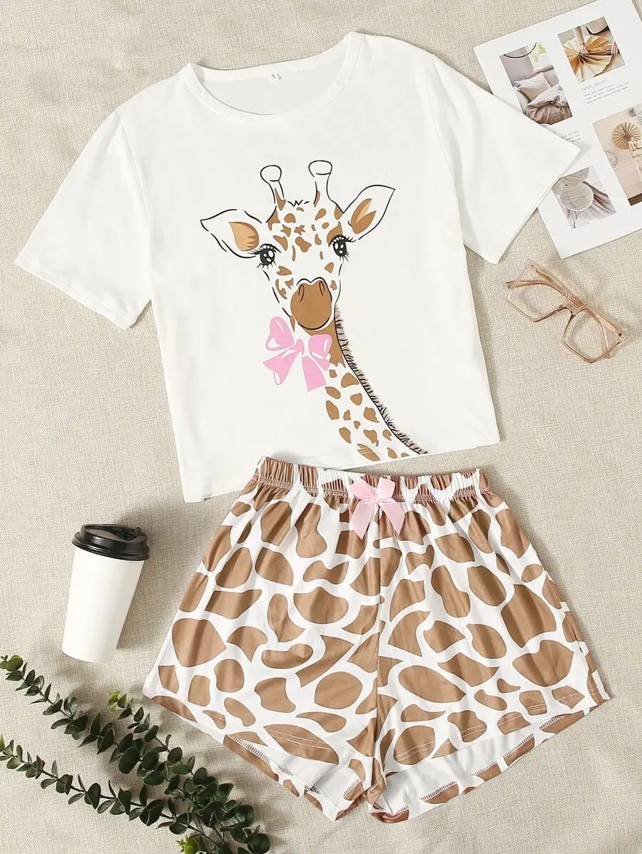 

Пижамный комплект с милым принтом жирафа: топ с короткими рукавами и шорты в тон
