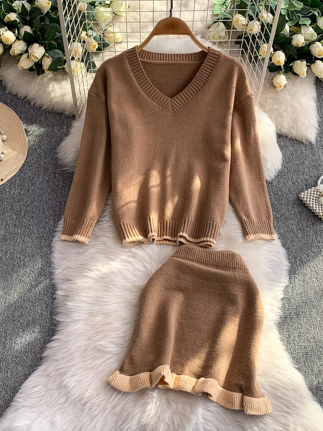 

Faionable Loose V-Ne Knitted Top with Flounce Hem And ort Skirt Two-Piece Set for Teenage Girls Autumn Winter Sle