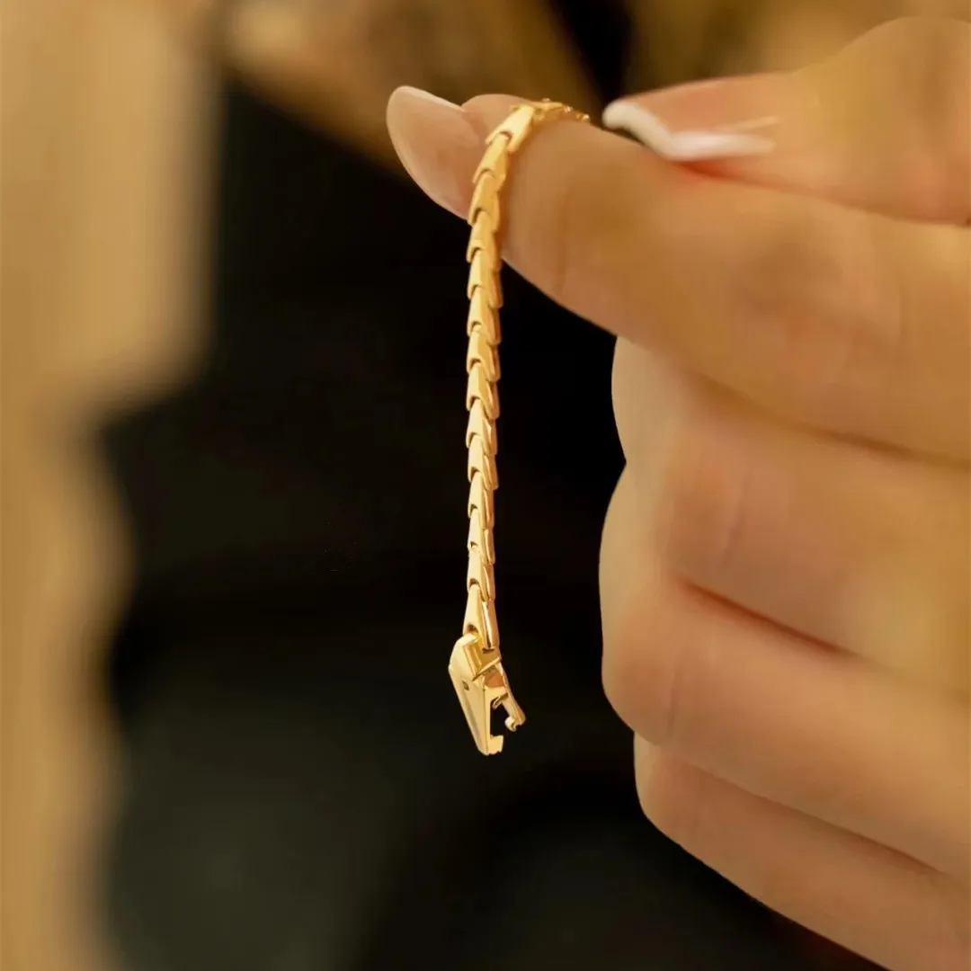 

New Chain Style Ring with Snake Shaped Chain That Can Be Adjusted By Oneself. The Ring Is More Suitable for One's Unique Jewelry