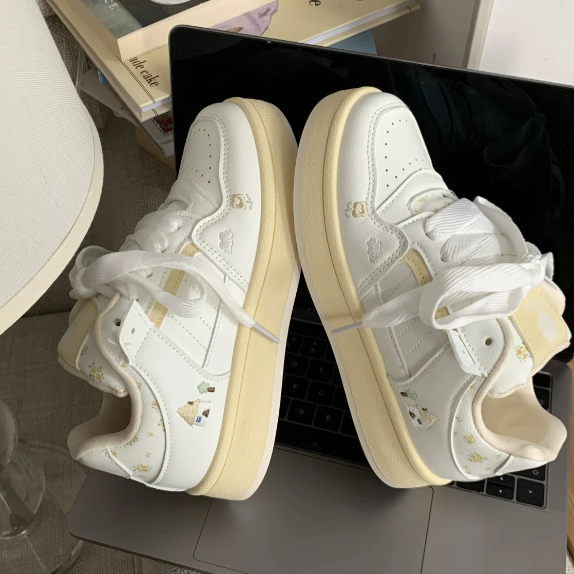 Spring New Style Unisex Thick Bottom Bread Shoe Casual Sports Board Shoes for Junior High School Students White Sneakers