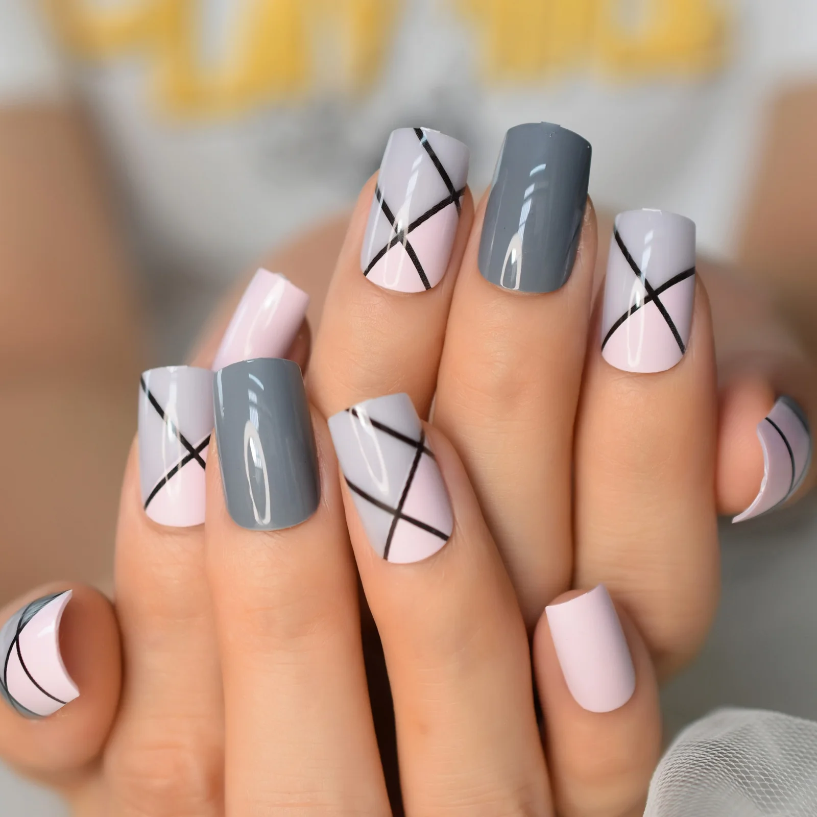 Uñas postizas con rejilla rosa y gris brillante, uñas postizas cuadradas con forma superior plana, Gel medio largo, uñas postizas