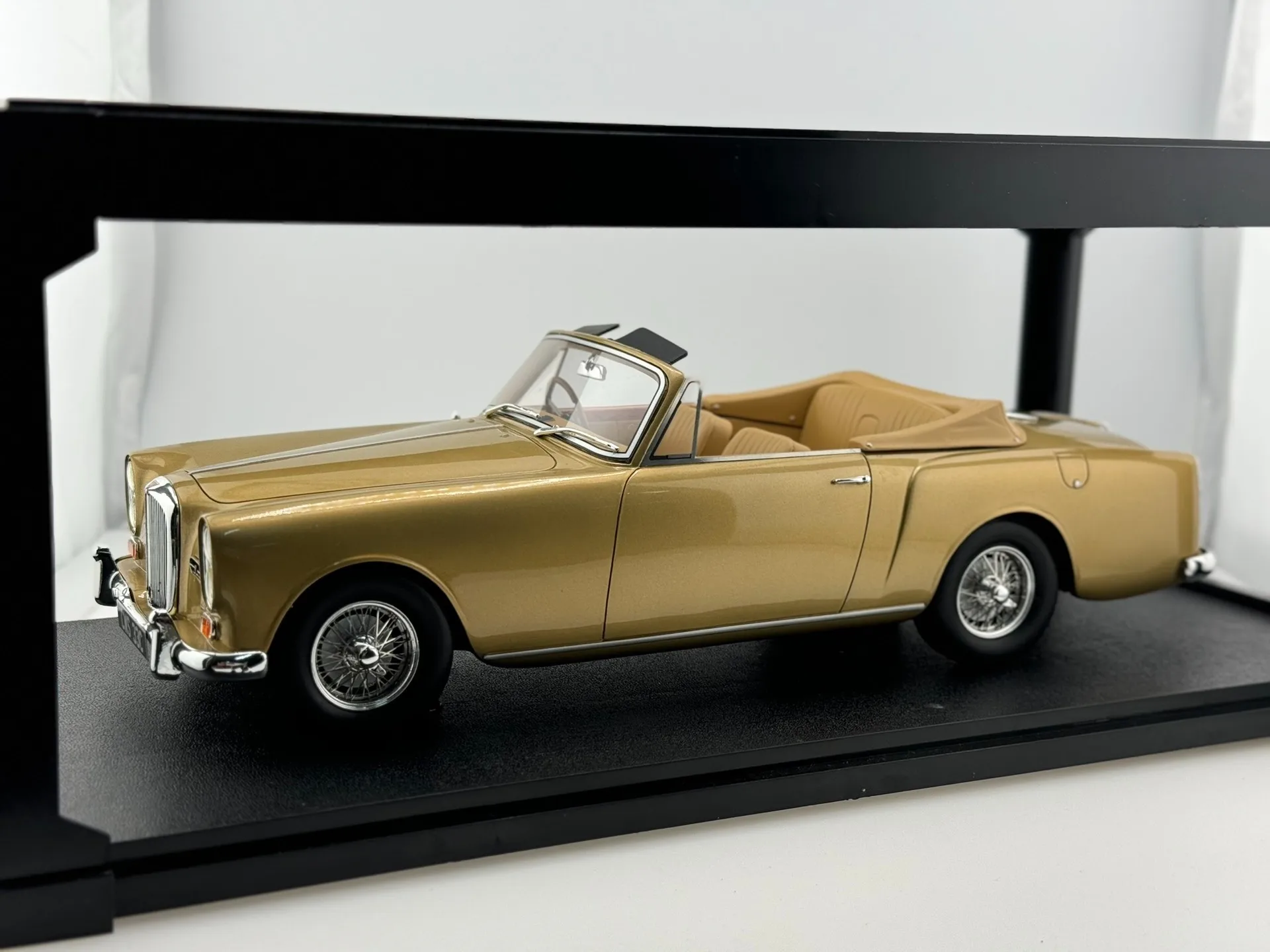 Vecchia scatola pressofusa CULT scala 1/18 oro metallizzato Alvis Te21 DHC 1963-1966 modello di auto giocattolo da collezione regalo souvenir display ornamento