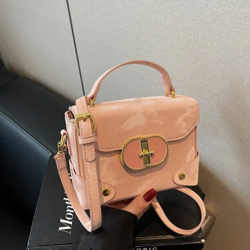 

Шикарный трансформируемый рюкзак-тоут для женщин. Кожаная практичная сумка в дизайнерском стиле для поездок на работу.