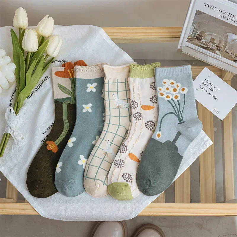جوارب نسائية لطيفة على شكل زهرة منتصف الساق عصرية ومتعددة الاستخدامات ومطبوعات زهور قابلة للتنفس وناعمة ومريحة جوارب قطنية غير رسمية