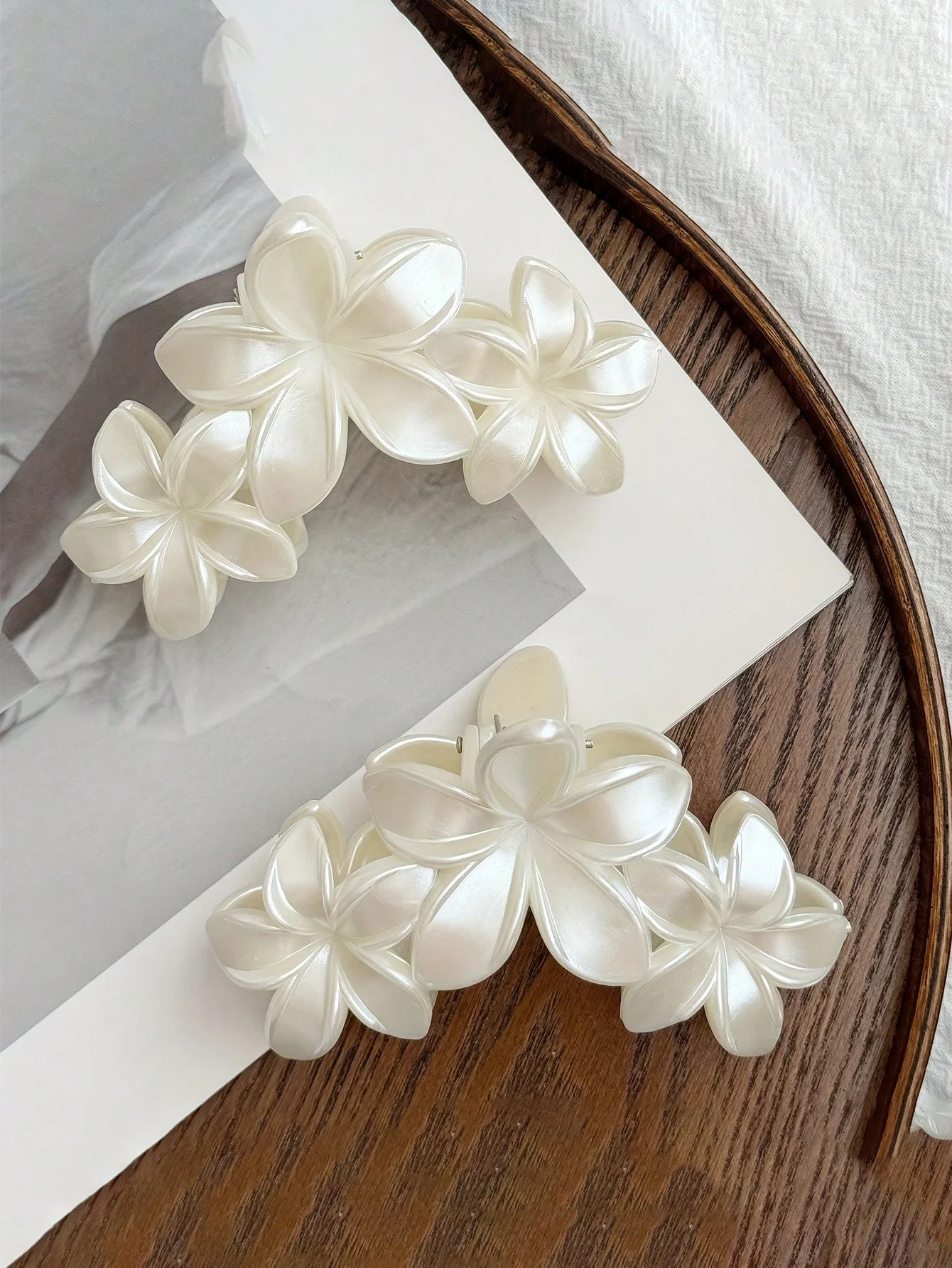 2Pcs Light Sensing Pearl White Double sided Flower Gripper Women's Minimalist Back of Head Plate Hair Clip Hair Accessories