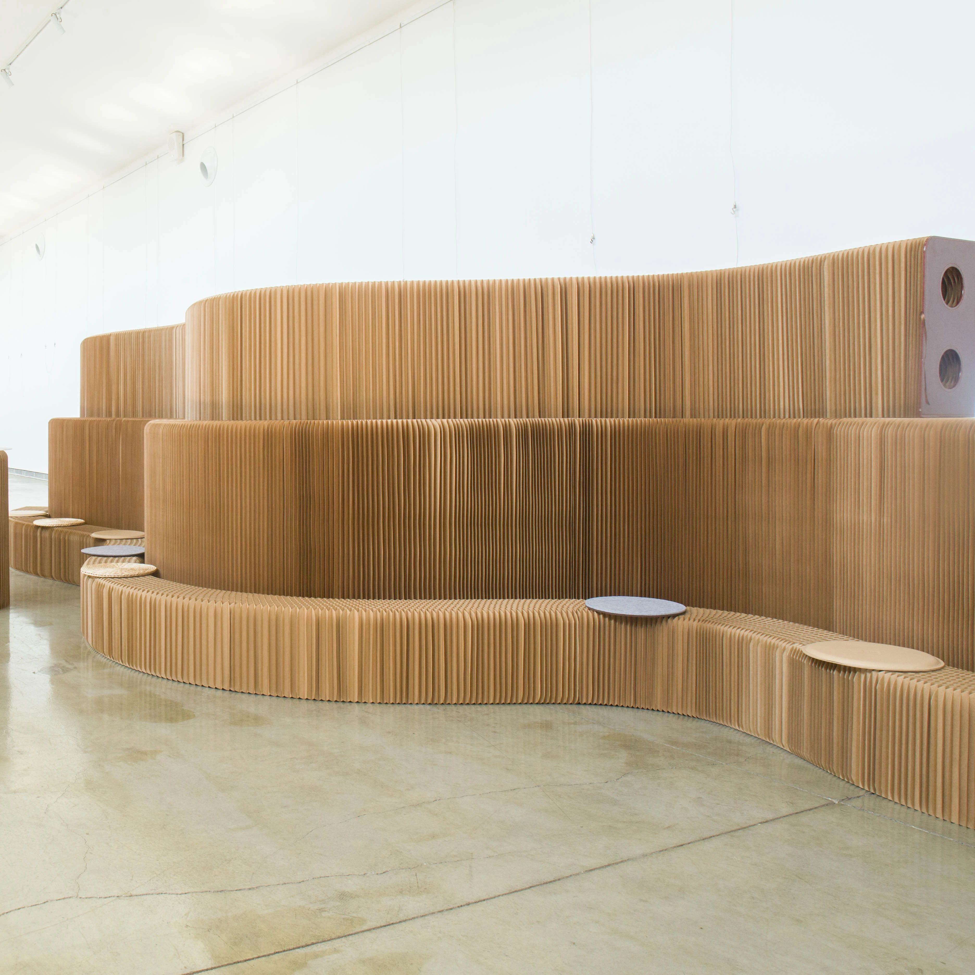 2m Height Honeycomb Cardboard Room Divider Flexible Paper Partition Customized Room Divider For Retail Store Showroom Exihition