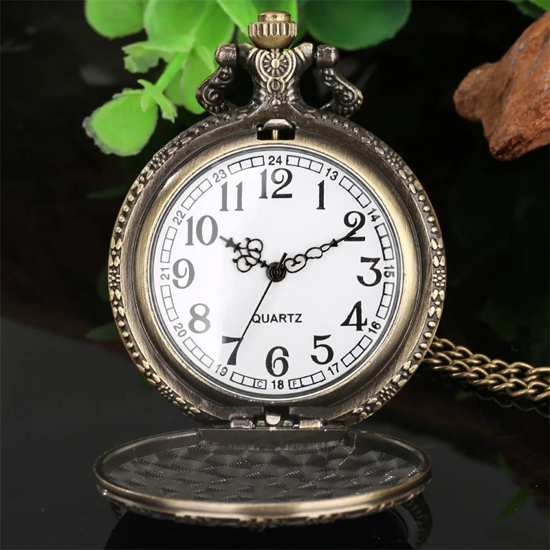 Classic French Souvenir Pocket Watch Antique Paris Landmark Watch with Eiffel Tower Charm Exquisite Vintage Gift for Travelers