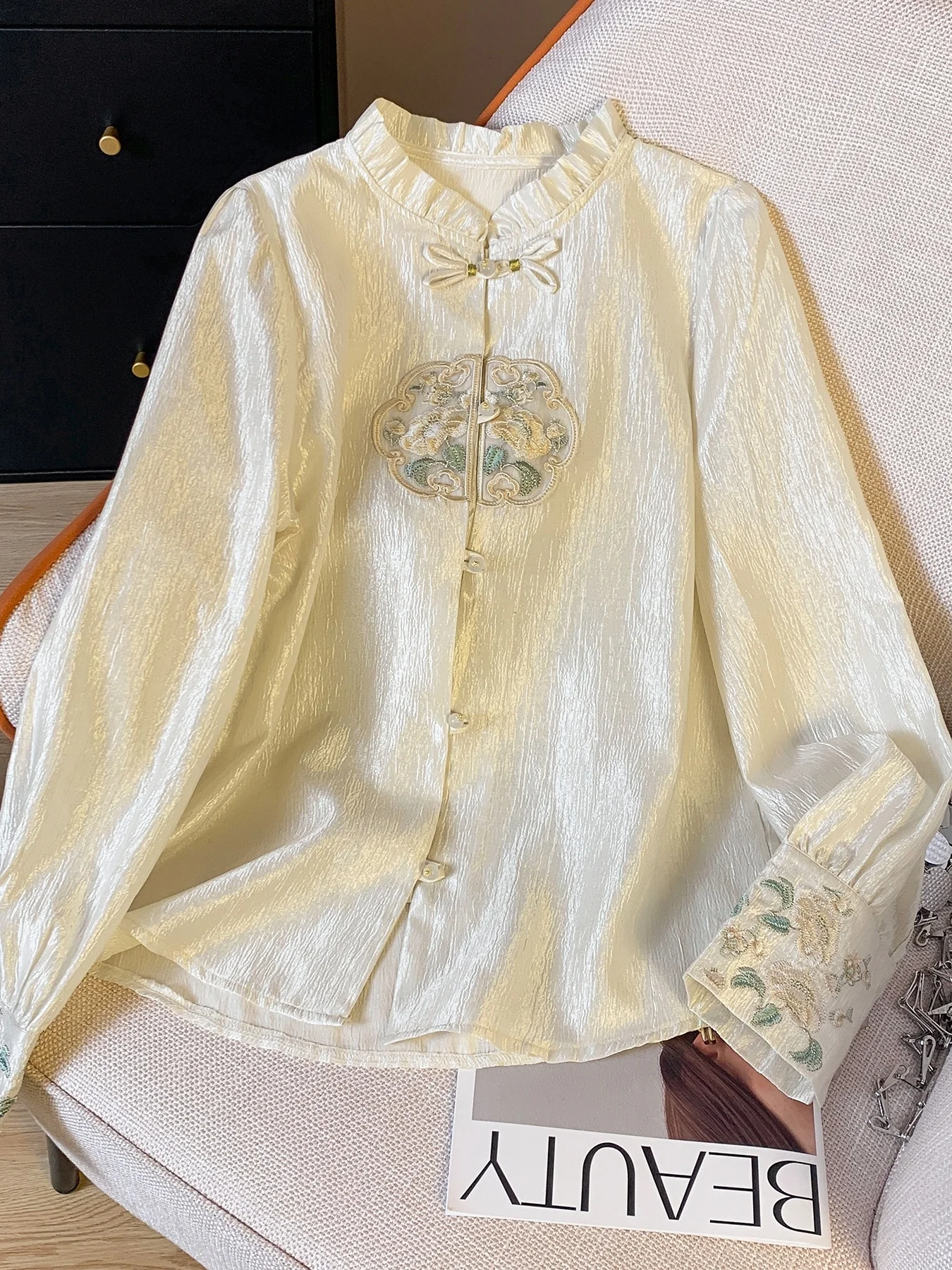 

Новая китайская блузка с вышивкой, женская весенняя возрастная блузка с деревянным воротником, одинаковая юбка для лица, модный топ