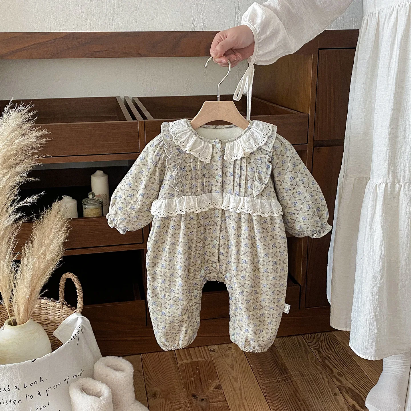 

Winter Children 1-3Y Girls Overalls New Lace Thicken Warm Infant Baby Girls Bodysuits Flowered Pattern Newborn Girls Jumpsuits