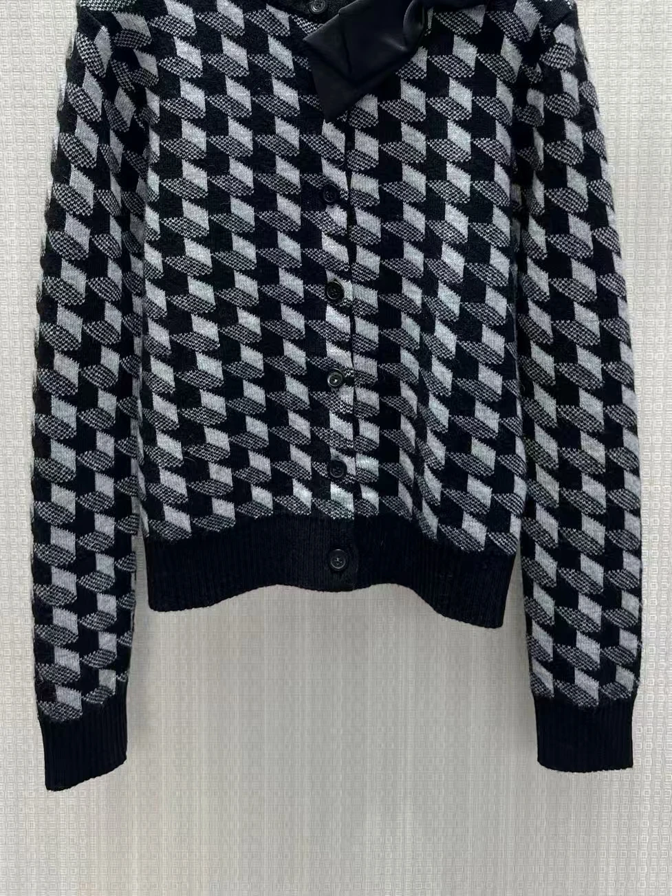 Autumn and winter new 70 wool 30 cashmere black and white geometric jacquard round neck mulberry silk bow short knitted cardigan