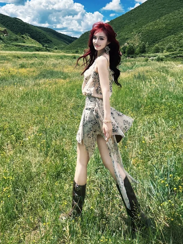 

Летний красивый праздничный комплект из двух предметов: платье на бретельках с цветочным принтом и элегантный модный костюм для женщин маленького размера в повседневном стиле