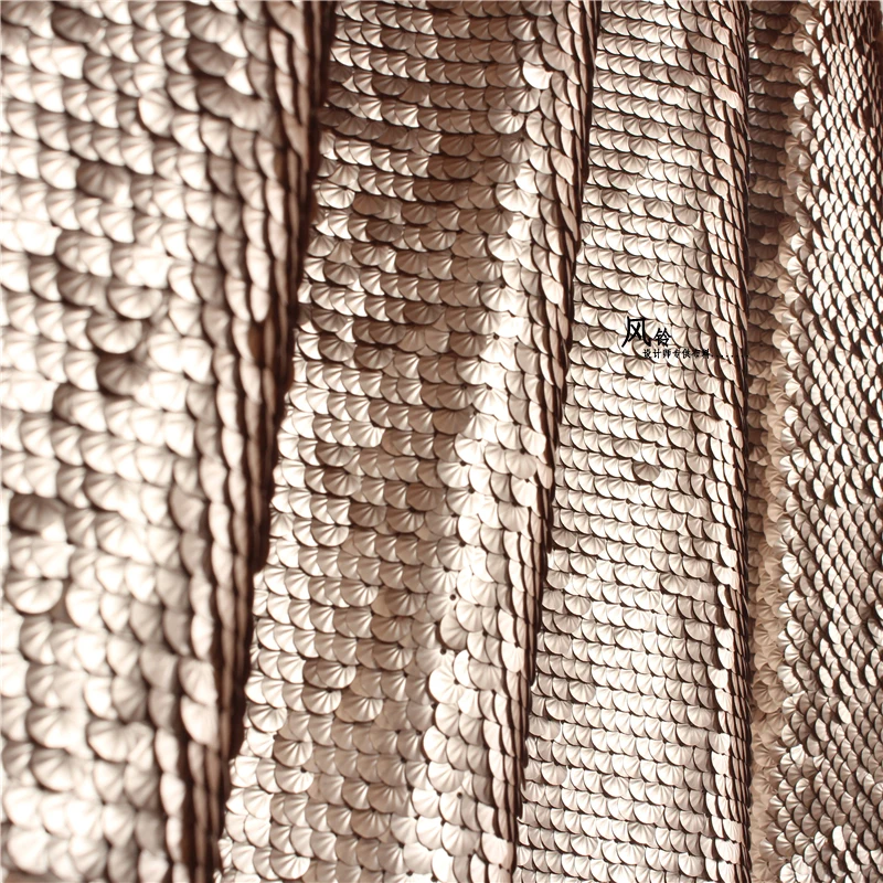 Tissu de vêtements en maille de texture métallique tridimensionnelle cryptée, paillettes de scène d'écailles de poisson, haut de gamme