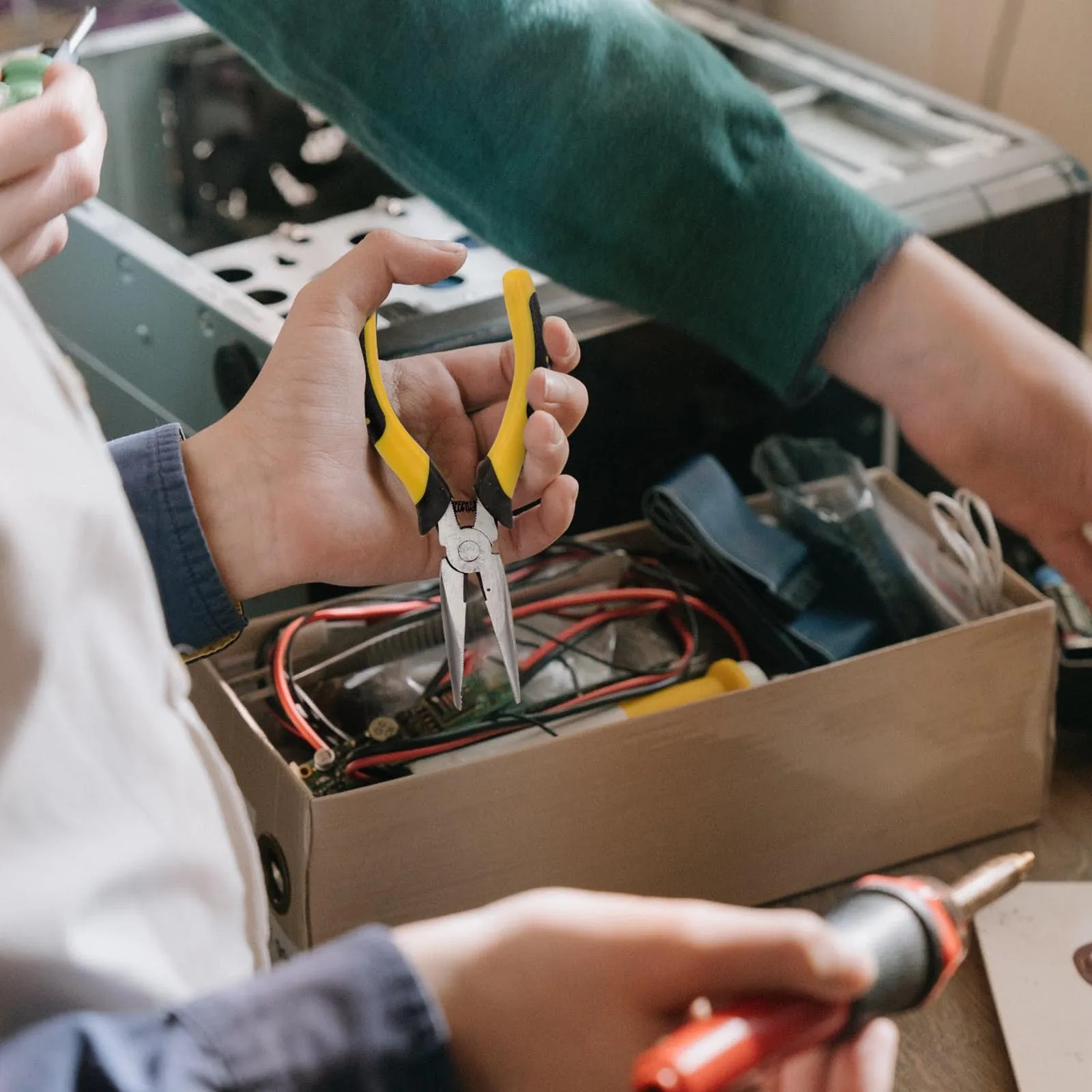 

3Pcs Multifunctional Pliers Electrician Kit Durable Steel Precise Clamp Mouth Wire Stripper Cutter Ergonomic Handle