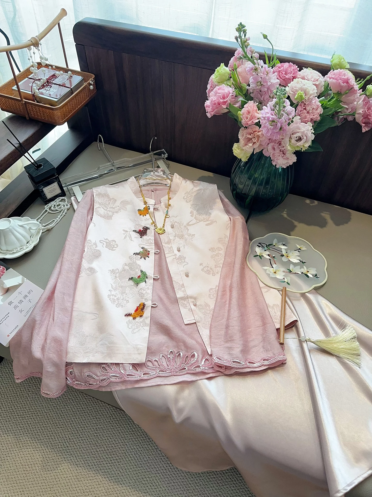 

New Chinese Style Embroidered Bead Vest Small Animal Pattern Slim Fit High End Satin Women's Jacket Spring 2026 Fashion