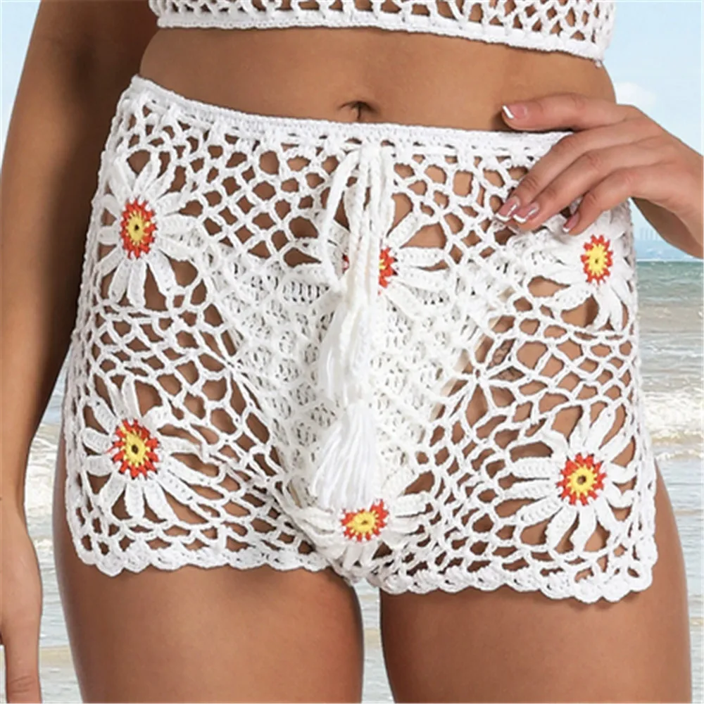 شورت نسائي للتستر مفرغ، شورت كروشيه أنيق بفتحة زهور ورباط جانبي للسباحة على الشاطئ والعطلات والسفر
