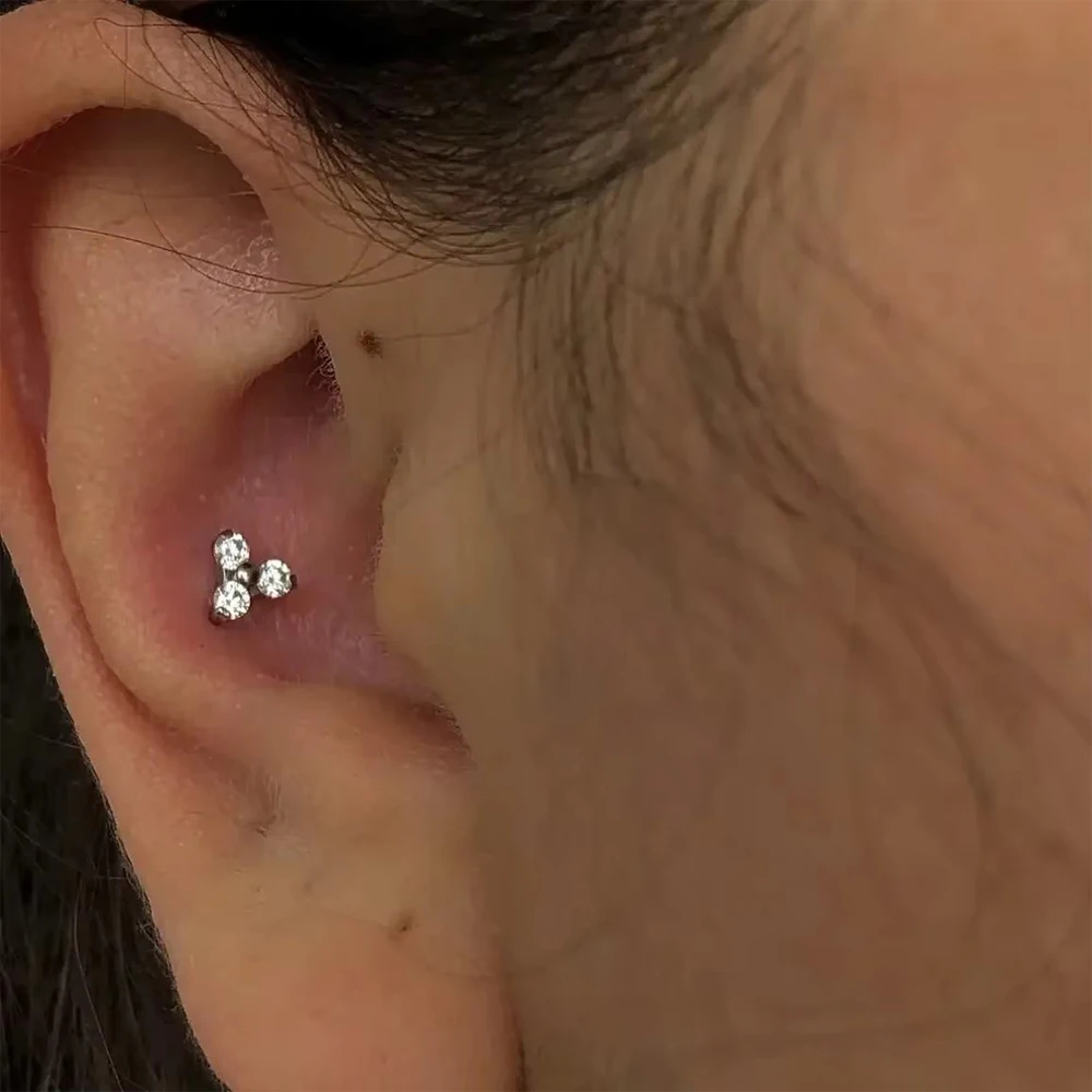 ASTM F136 Titan Butterfly Tiny Trinity CZ Labret Stud 16G Dreifach-CZ-Blumen-Knorpel-Ohrstecker Nasen-Medusa-Ohrlochpiercing – Detail 3
