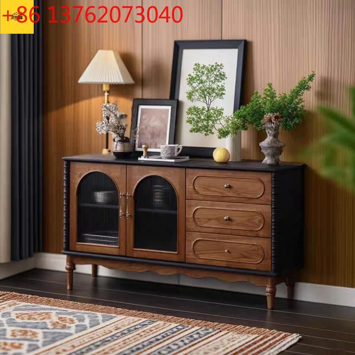 

Скандинавская средневековая обеденная сторона в стиле ретро, простое хранилище из французского массива дерева, встроенное у стены