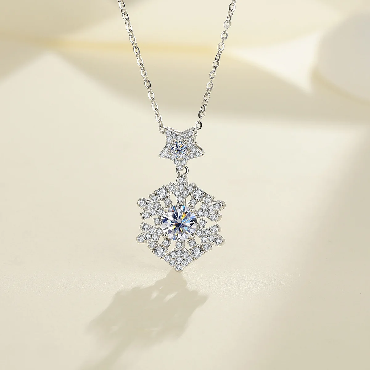 

Cross-border S925 sterling silver colored moissanite new snowflake pendant premium design collarbone chain Christmas gift
