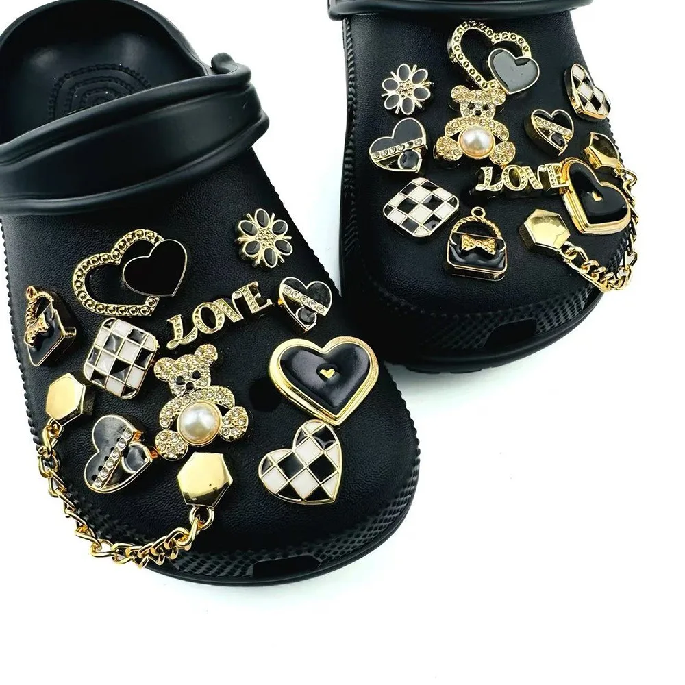 22-teiliges Luxus-Schuhcharms-Set, Zubehör für Clogs, Schuhschnallen, herzförmige Diamanten, Bären, Buchstaben, Goldkette, DIY-Schuhdekoration – Detail 10