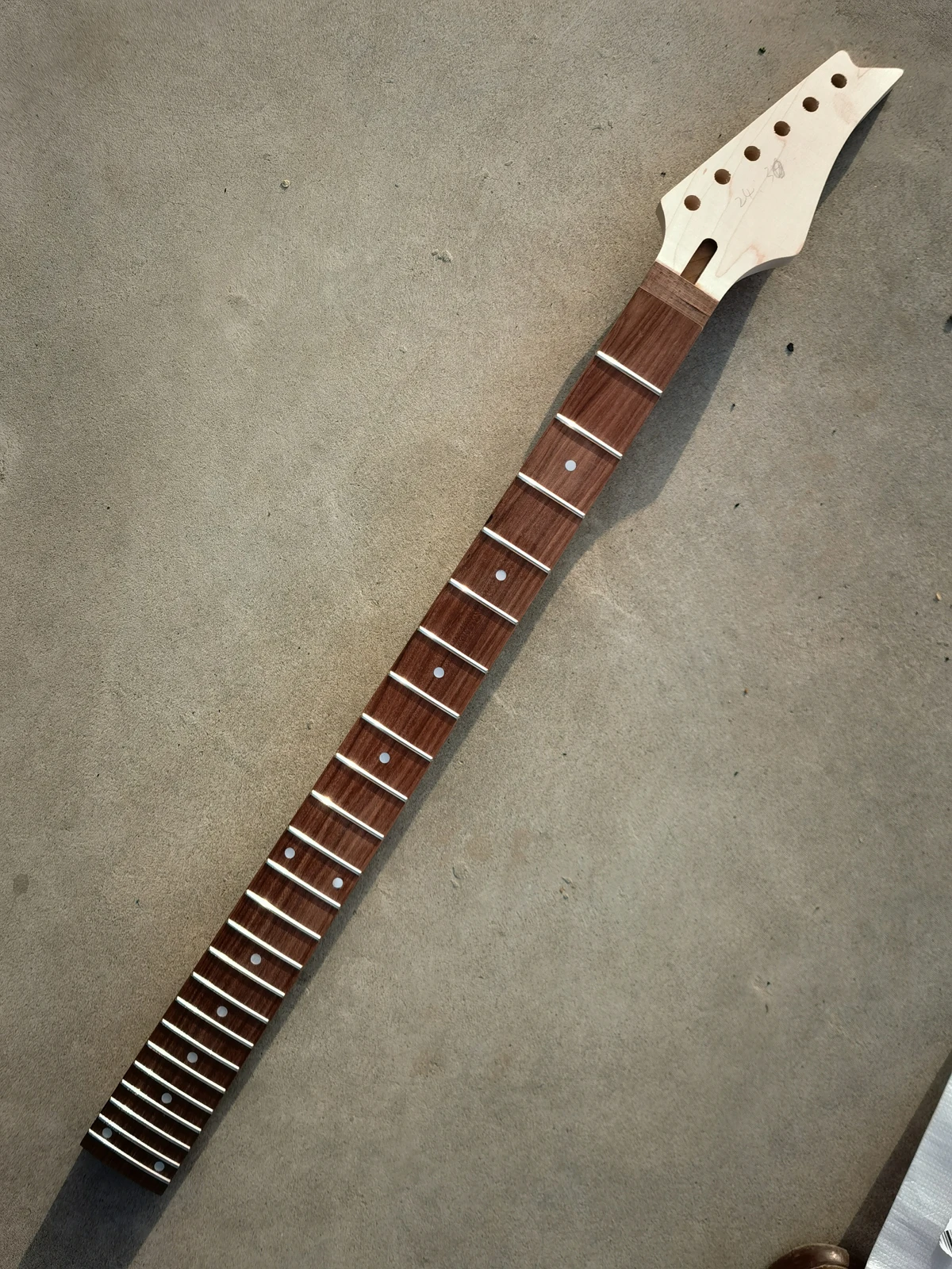 

30 inch Electric guitar neck 24 fret with nut width 42 mm and heel width 56 mm Maple +rosewoFretboard Unfinished y6-3