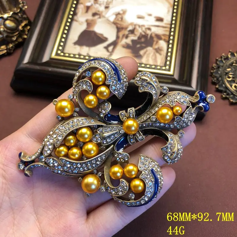 broche-de-moda-retro-con-diseno-hueco-de-lujo-incrustaciones-de-perlas-amarillas-y-diamantes-de-imitacion-esmaltado