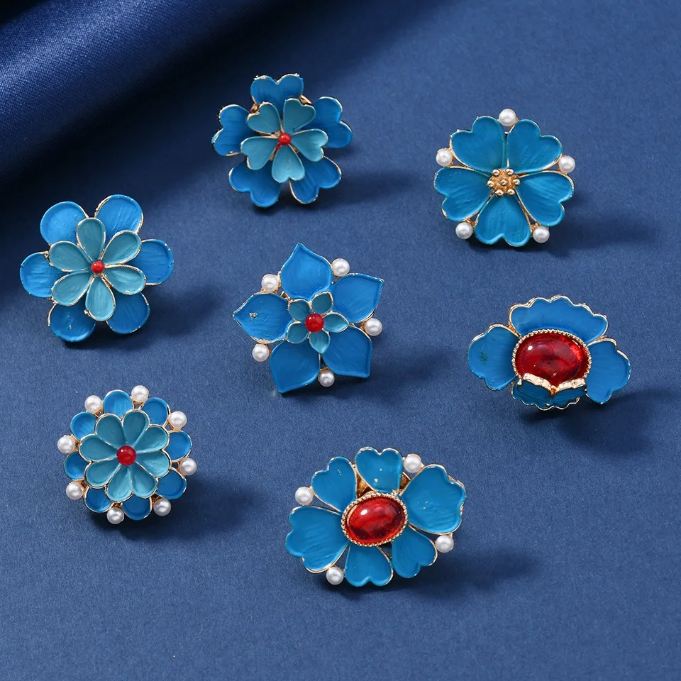 Vintage Enamel Blue Flower Brooch Elegant Floral Brooches Faux Pearl Accents Classic Gold-Tone Lapel Women Parties Daily Wear